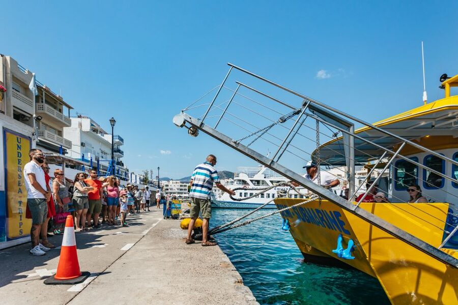 Agios Nikolaos: Semi-Submarine Cruise - The audio guide and the crew’s role