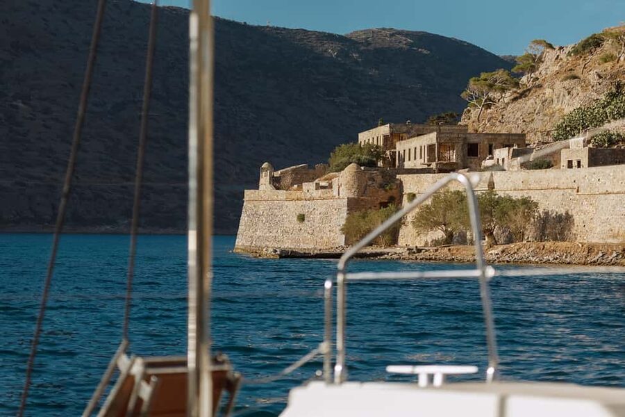 Agios Nikolaos: Spinalonga AM Catamaran Cruise with Lunch - Sailing across Mirabello Bay