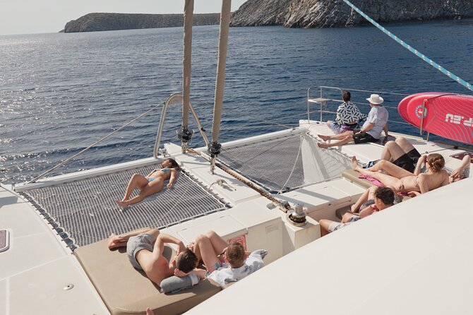 Catamaran Cruise to Dia Island with Meal and Water Activities - How the crew and group size affect the day