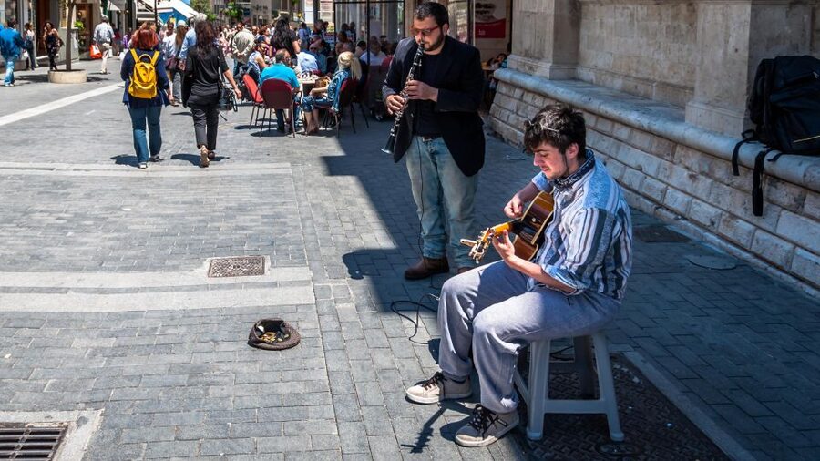 Crete: Day Tour to Heraklion City, Market & CRETAquarium - Finding food and Cretan products at the market