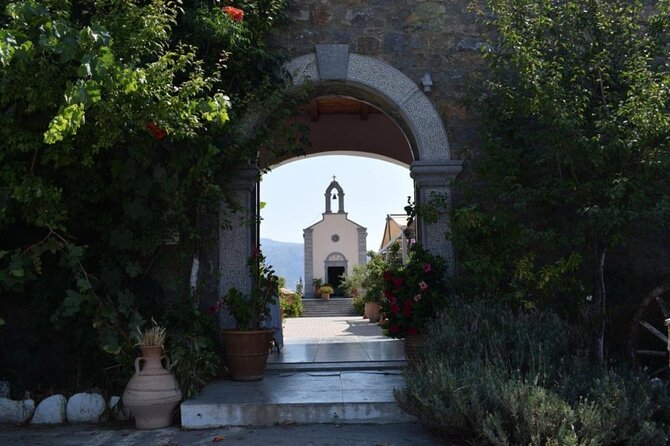 Crete in a Day: Knossos, Soap Workshops, Olive Oil & Wine Tasting - Titakis Wines: five indigenous varieties in Kounavoi