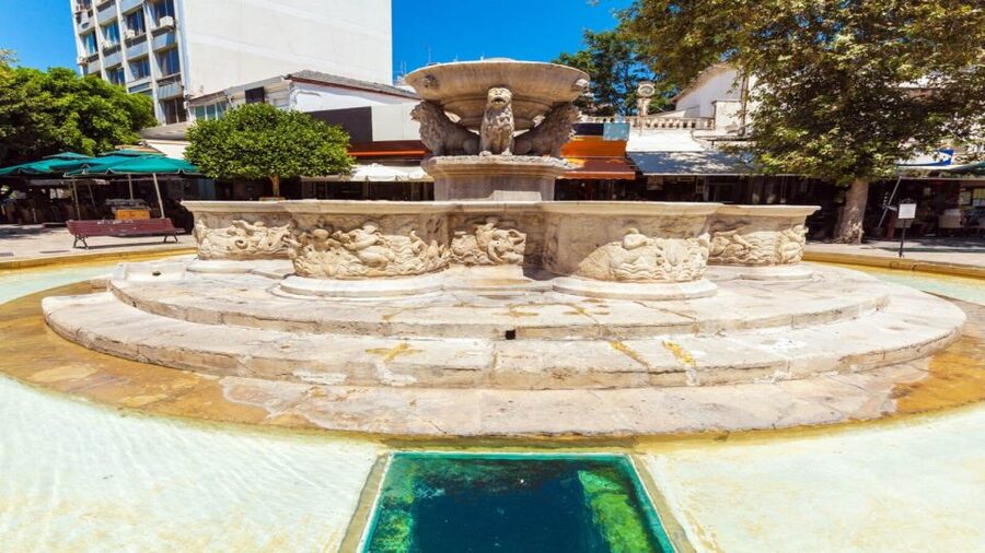 Crete: Knossos E-Ticket with Audio Guide & Optional Museum - Exploring Heraklion on foot