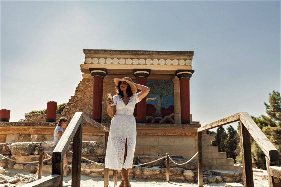 Crete: Knossos Palace and Museum E-Tickets with Audio Guides - Using the app without losing the narration