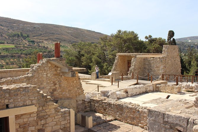Crete Minoan Discovery Tour with Knossos Palace, Heraklion, and Live Dance Show - Walking through Heraklion’s old town