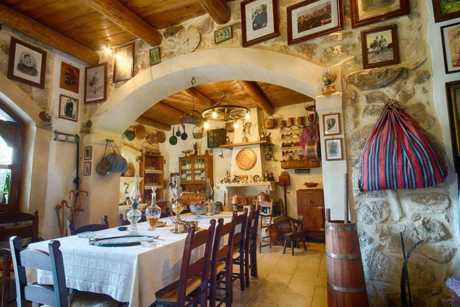 From Rethymno: Cretan Night Music, Food & Dancing - Arriving in Asteri for dinner