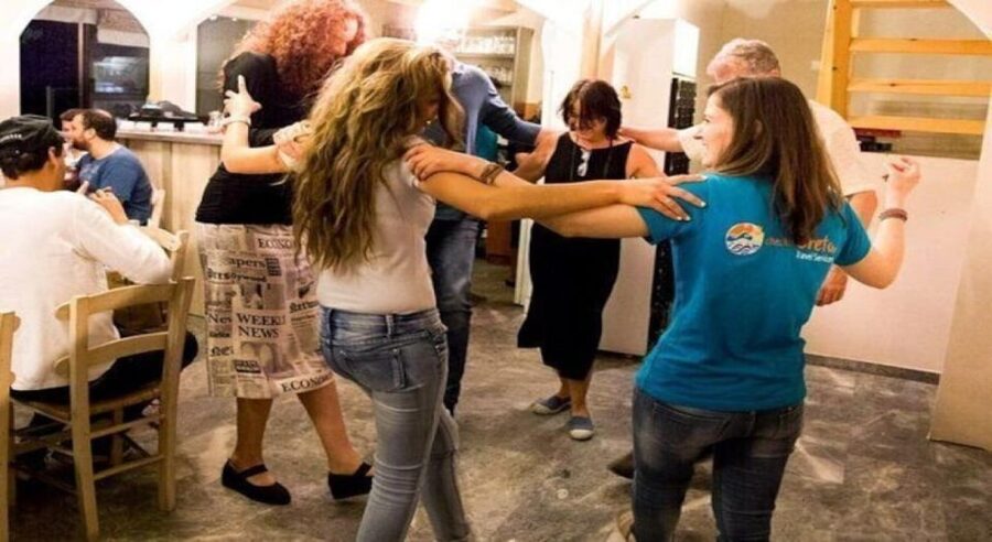 From Rethymno: Cretan Night Music, Food & Dancing - The Cretan music and dance performance