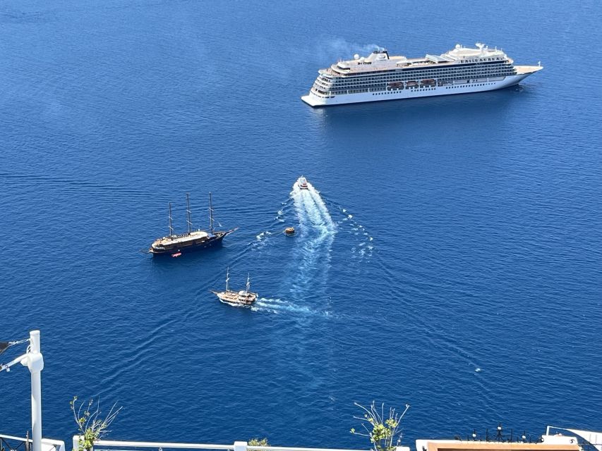 From Rethymno: Full-Day Trip to Santorini by Boat - Arriving at Athinios and joining the island bus