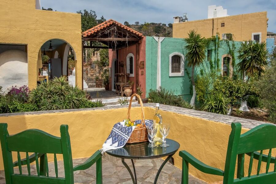 Heraklion Crete: Cretan and Greek Dance Lesson at Arolithos - Should you book the Arolithos dance lesson?