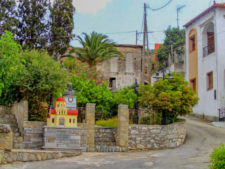 Heraklion: Eastern Crete Highlights Shore Private Tour - Agios Nikolaos and the lake at the town center