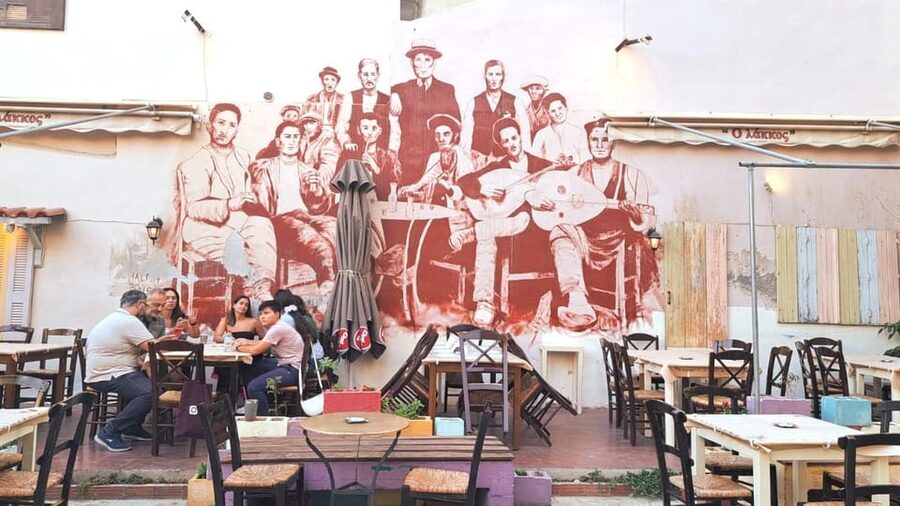 Heraklion: Family Zorba Treasure Hunt with Food Stop - Venetian squares, murals, and market streets