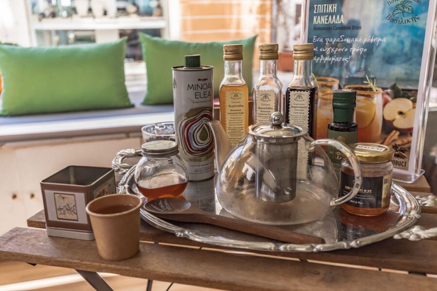 Heraklion: Gourmet Flavours Walking Tour - How the guides shape the experience