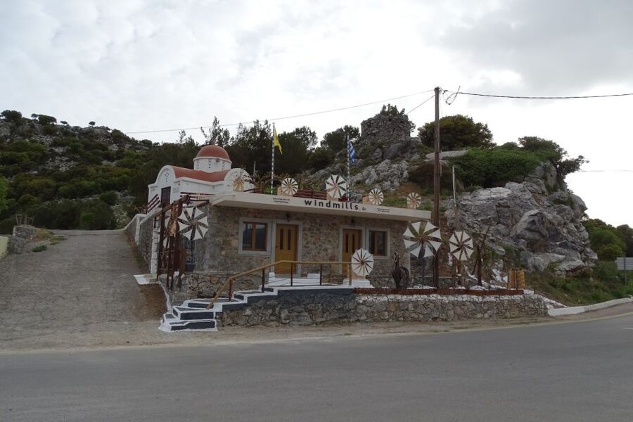 Heraklion: Knossos Palace, Zeus Cave & Oil Mill Private Tour - Pottery, fruit, and small village encounters