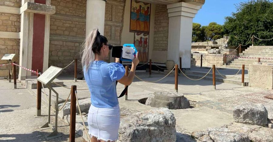 Heraklion: Palace of Knossos 3D Virtual Audio Tour by Tablet - Walking the palace with a screen in hand