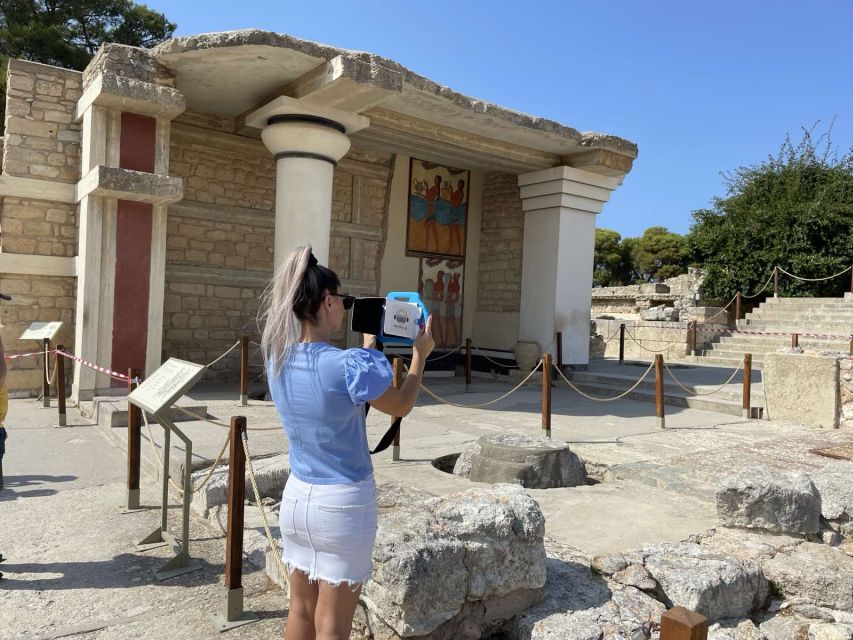 Heraklion: Palace of Knossos 3D Virtual Audio Tour by Tablet - The tablet kit and bright Cretan weather