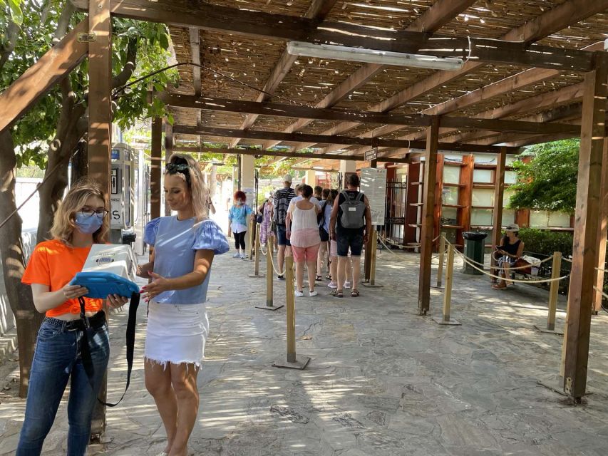Heraklion: Palace of Knossos 3D Virtual Audio Tour by Tablet - Meeting the orange-shirted team at Knossos