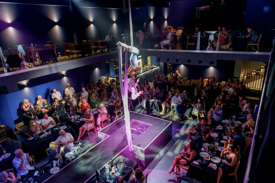 Hersonissos: Alar Spectacular Dinner Show - The acts: acrobatics, aerial work, and comedy