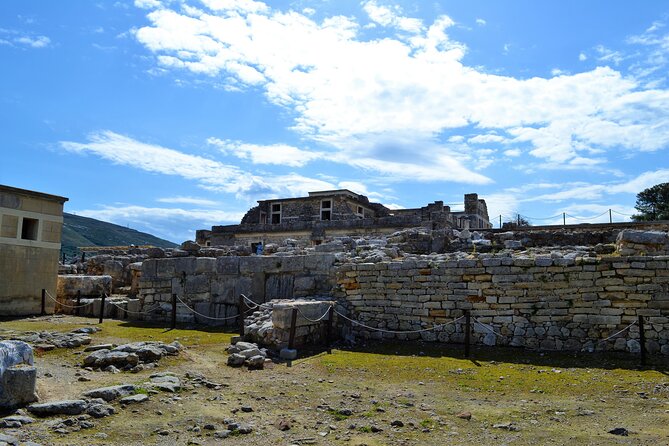 Knossos & Archaeological Museum Shared Guided Tour from Chania - Price, group size, and what you receive