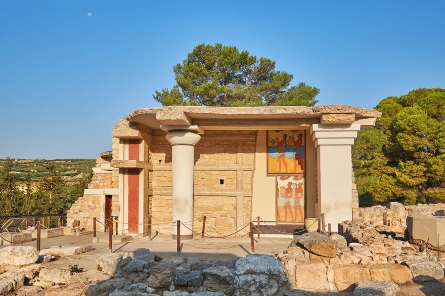 Knossos Palace: E-ticket with Audio and Heraklion City Tour - Crowds, heat, and comfort at Knossos