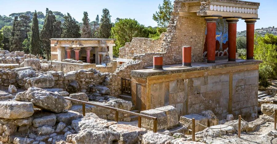 Knossos Palace Skip-the-Line Ticket & Private Guided Tour - Should you book the private Knossos visit?
