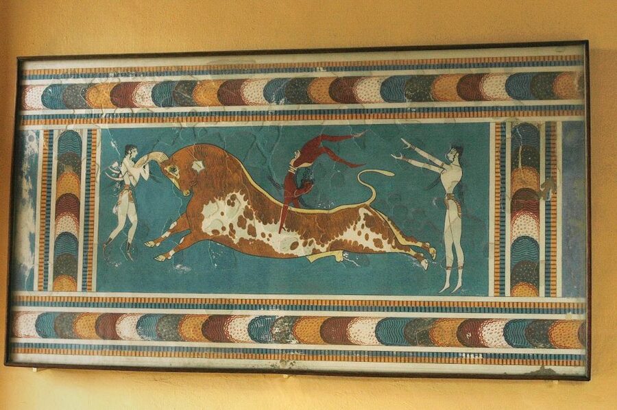 Knossos Palace Skip-the-Line Ticket & Private Guided Tour - Walking through the Minoan palace
