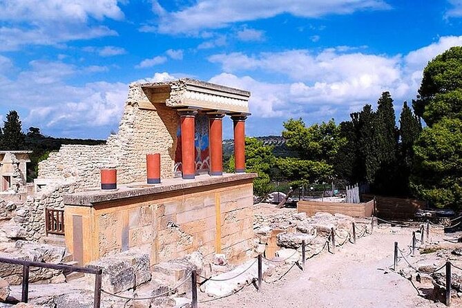 Knossos palace & the Archaeological museum of Heraklion (with Transfer) - From palace ruins to Minoan masterpieces
