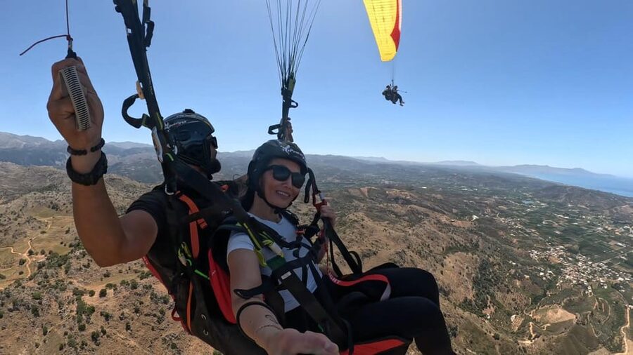 Paragliding in Chania - Getting ready beside the pilot