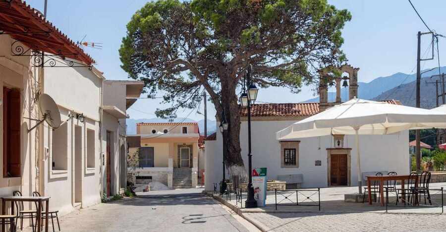 Private tasting of 6 cretan wines in Fres village - Six Cretan wines in the square at Fres