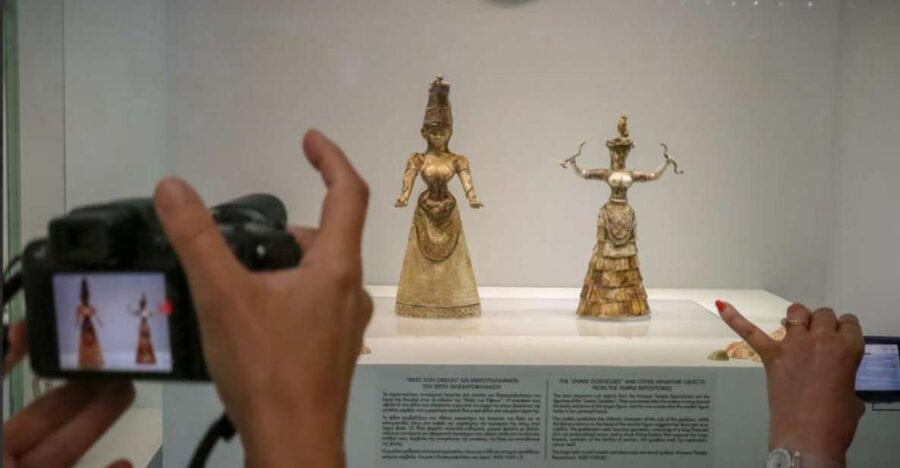 Private tour: Archeological Museum of Heraklion - Two hours with Minoan pottery and statues
