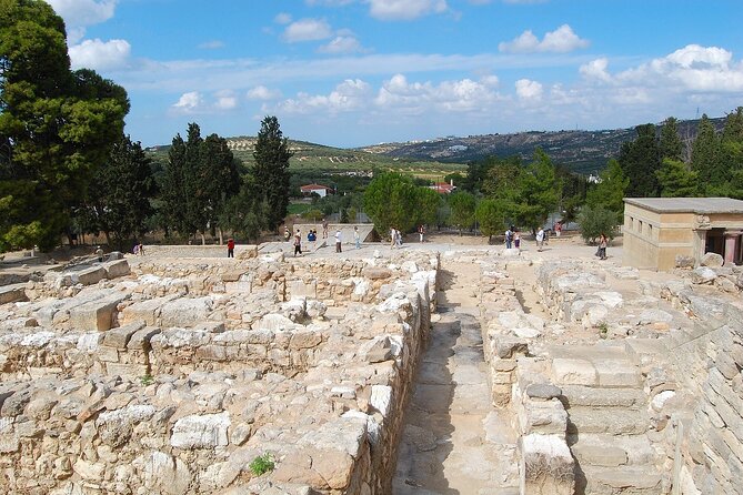Private Tour Knossos Palace-Archaeological Museum-Heraklion Town - Knossos Palace and the world of Minos