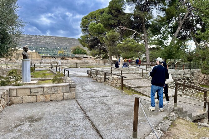 Private Tour of Knossos, Archaeological Museum & Heraklion Town - Heraklion Archaeological Museum: the objects behind the ruins