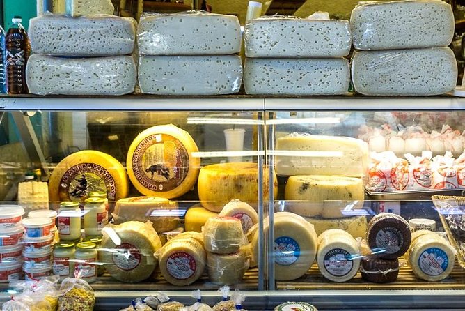 PRIVATE Walking Tour with Lunch and Wine Tasting by a Sommelier - Walking through the Venetian harbor and Old Town