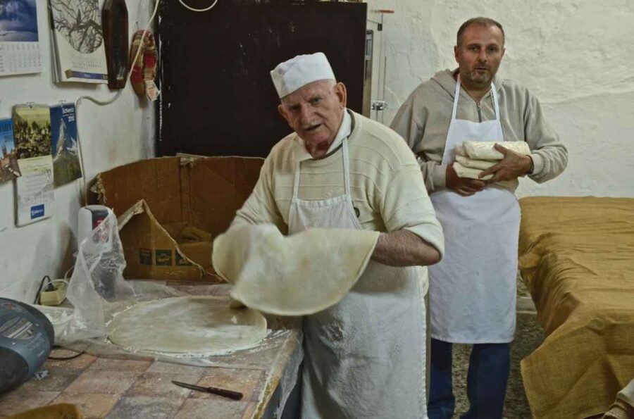 Rethymno: Old Town Walking Tour with Meal - Honey, olive oil, and raki without the guesswork